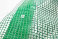 Gitterplane 6,00 x 6,00 m transparent mit grnem Gitter 250 g/m mit Nagelrand verstrkt gefaltet UV-stabil